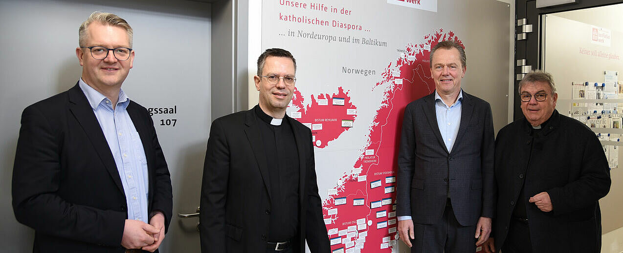 Thomas Twents (Bereichsleiter Projektverwaltung), Lukas Lorf-Wollesen (Generalvikar Prälatur Trondheim und Ökonom Bistum Oslo), Ole Sæthre (Finanzmanager Bistum Oslo) und Monsignore Georg Austen (Generalsekretär des Bonifatiuswerkes). Foto: Simon Helmers