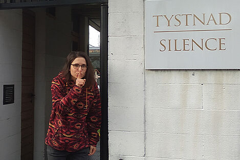 Katharine vor dem Haus der Stille. (Foto: privat)