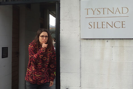 Katharine vor dem Haus der Stille. (Foto: privat)
