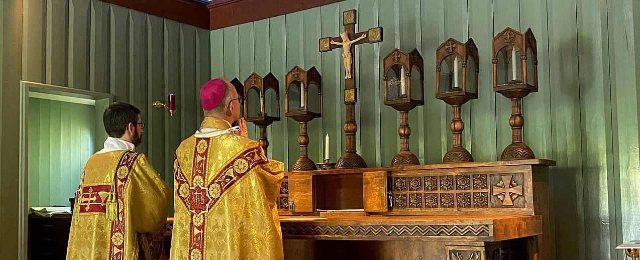 Von links: Pater Florian Pletscher, Verwalter der St.-Olav-Kathedrale, und Bischof Erik Varden (Trondheim) während des feierlichen Gottesdienstes. (Foto: Pål Johannes Nes/EWTN Norge)