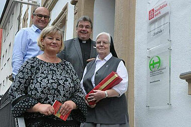 Vordere Reihe: Karin Stieneke (Bereichsleiterin Kommunikation und Fundraising), Schwester Maria Ancilla König. Hintere Reihe: Geschäftsführer Martin Guntermann und Hauptgeschäftsführer Msgr. Georg Austen bei der Verabschiedung. Foto: Andrea Stümpel 