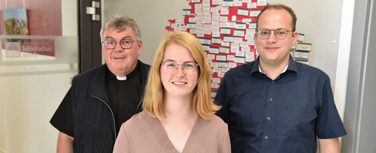 Personalstelleninhaberin Katharina Pätzold wird von Msgr. Georg Austen, Generalsekretär des Bonifatiuswerkes, und Daniel Born, Referent im Hilfswerk, begrüßt. (Foto: Theresa Meier)