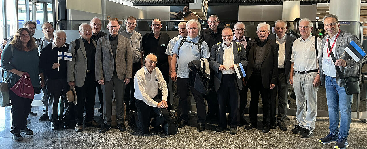 Die Priestergruppe vor dem Abflug nach Estland am Frankfurter Flughafen mit Andreas Kaiser, Referent im Stiftungszentrum des Bonifatiuswerkes (r.), und Eva Fröhlich, Reisebegleiterin von Tobit-Reisen (l.). (Foto: privat)