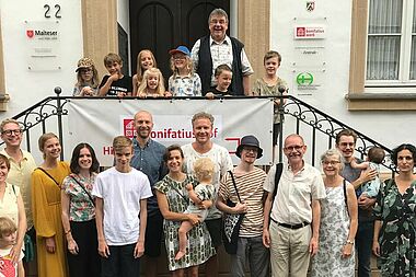 Charlotte Bystroem (4. v. r.) mit ihrer Familie und Msgr. Georg Austen (o. r.). Foto: Gerhard Wimmer