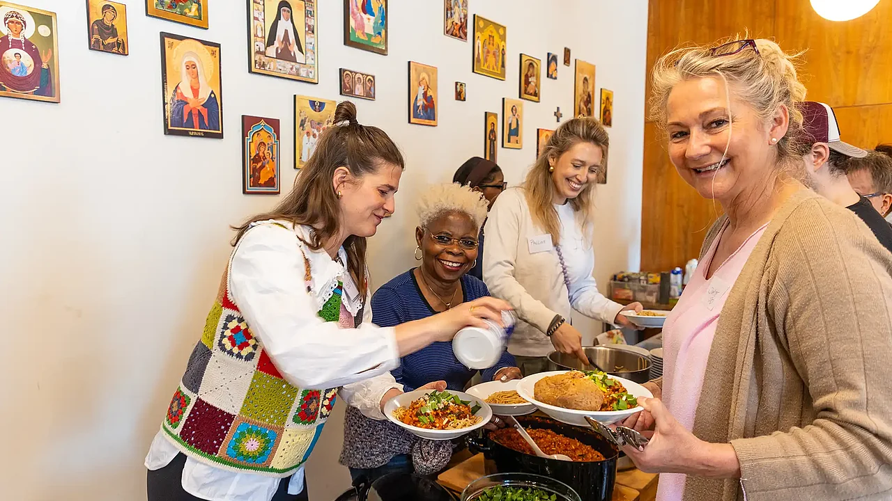 Ein eingespieltes Team: Die Helferinnen beeilen sich, damit das Essen bei Klaras Küche heiß auf den Tisch kommt. (Foto: Hartmut Salzmann)