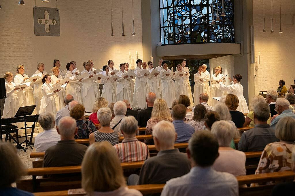 Mit seiner Stimmgewalt hatte der Frauenchor die Zuhörenden schnell in seinen Bann gezogen. (Foto: Johannes Hörnemann)