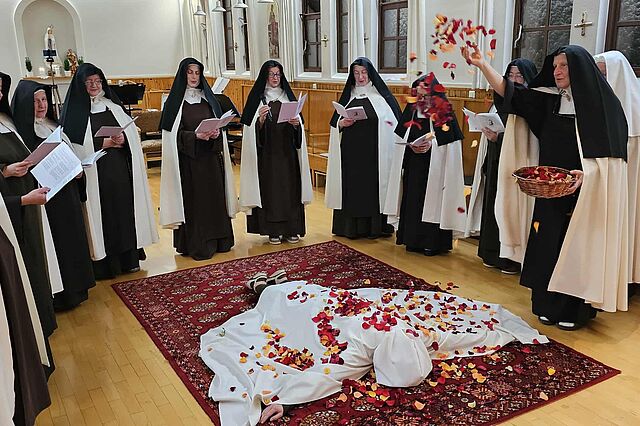 Feierliche Einkleidung von Sr. Bianca im Karmelkloster in Hafnarfjördur. Die junge Frau kommt aus einem Indigo-Stamm in Kanada  (Foto: Msgr. Georg Austen)
