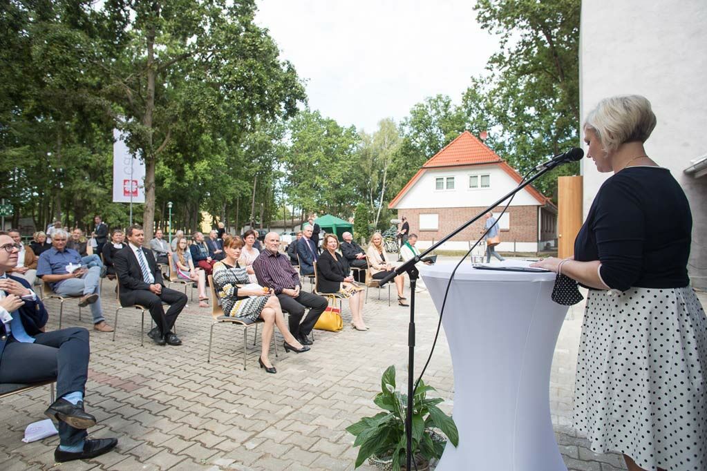 Klaudia Wildner-Schipek, Leiterin des Begegnungszentrums begrüßt die Gäste. (Foto: Walter Wetzler)