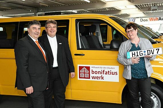 Im Bild von links: Hans-Josef Kowarsch, Monsignore Georg Austen, Annette Müller. Foto: Sr. Theresita M. Müller