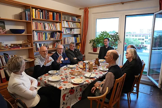 Der Bonifatiusrat zu Gast in der Plattenbau-Wohnung bei den Kleinen Brüdern vom Evangelium in Leipzig. Foto: Marcus Thielking