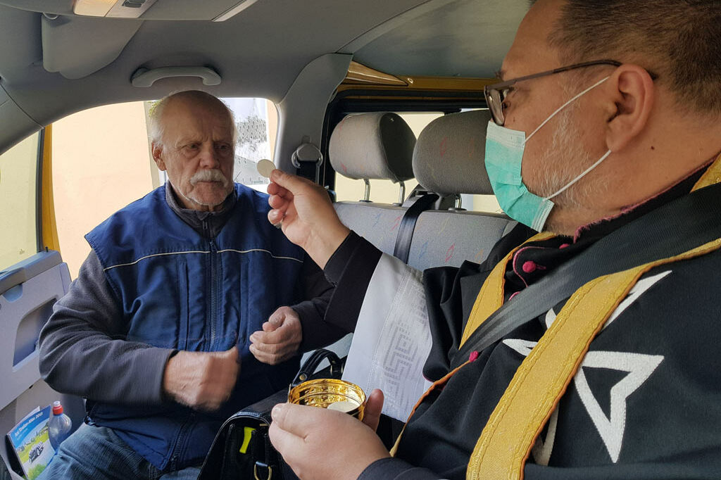 Kommunionausteilung aus dem BONI-Bus. (Foto: Gemeinde Sv. Pētera un Pāvila)