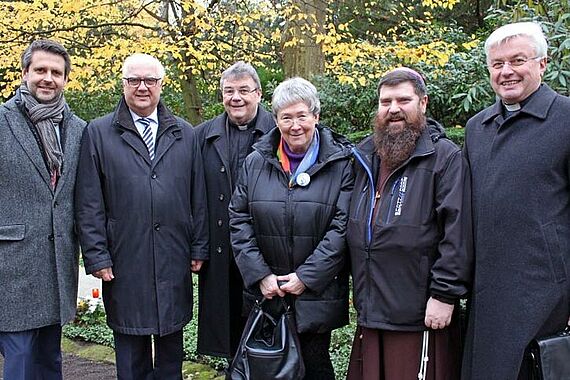 An der Andacht am Grab auf dem berühmten Kölner Melaten-Friedhof nahmen u.a. teil: Der Botschafter von Island, Martin Eyjólfsson, der Bürgermeister der Stadt Köln, Hans-Werner Bartsch, Monsignore Georg Austen, die Gründern des Online-Nonni-Fanclubs, Friederika Priemer, der Bischof von Reykjavik, David Tencer, und Prälat Dr. Günter Assenmacher. Foto. Theresa Meier. 