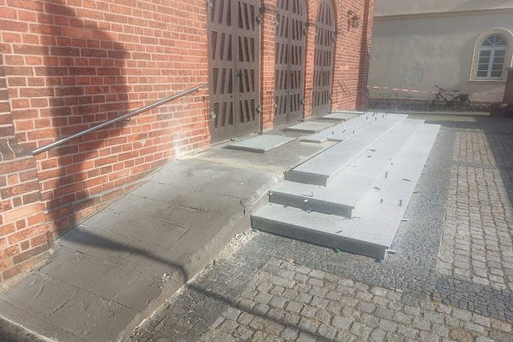 Der sanierte Eingang ermöglicht einen hindernisfreien Zugang zur Kirche. (Foto: Andreas Baron)