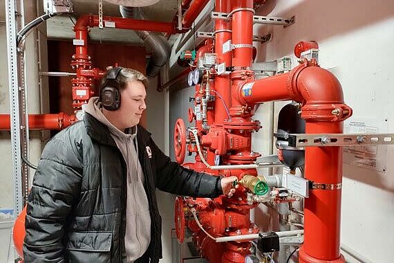 Der 18-jährige Andrej hat sein Praktikum als Hausmeister im Hotel Vivendi in Paderborn gemacht. (Foto: Felix Düvel)