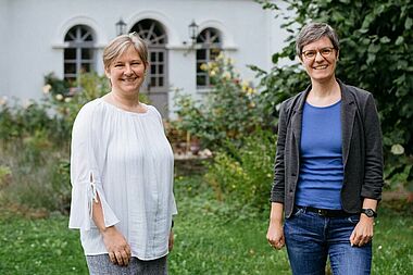 Stephanie Feder (l.) übernimmt von Alexandra Schmitz die Leitung des Programms „Kirche im Mentoring – Frauen steigen auf“. (Foto: Jasmin Breidenbach)