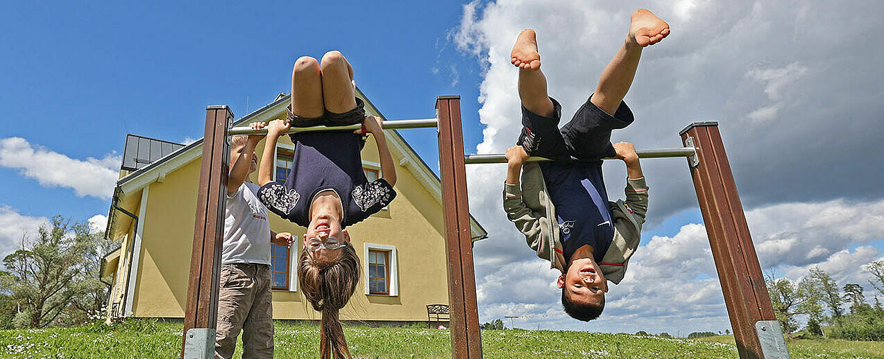 Im lettischen Caritas-Kinderdorf Grašu sollen die Kinder sorgenfrei spielen können. (Foto: Markus Nowak)