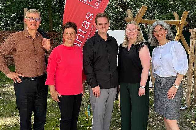 Freuen sich über den Neubau: Roman Zelzucka (Geschäftsführung Caritas Familien und Jugendhilfe Berlin), Diözesancaritasdirektorin Prof. Dr. Ulrike Kostka, René Mallow Caritas Familien und Jugendhilfe), Eva Berlage (Referentin beim Bonifatiuswerk) und Carolin Hoffmann (Referentin Ehrenamt und Fundraising beim Caritasverband im Erzbistum Berlin, von links).