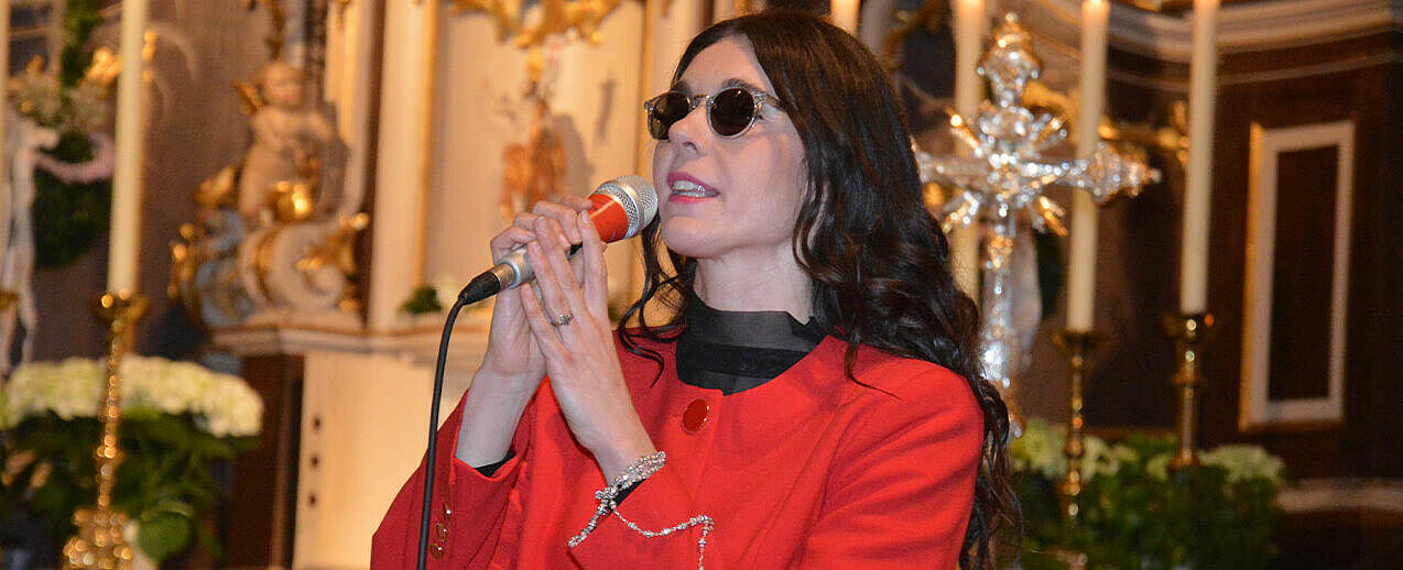 Bernarda Brunovic singt in der Pfarrkirche in Fürstenberg. (Foto: Marius Thöne)