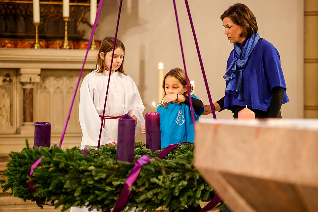 Die Kinder zünden die Kerzen am Adventskranz an. (Foto: Christof Haake)