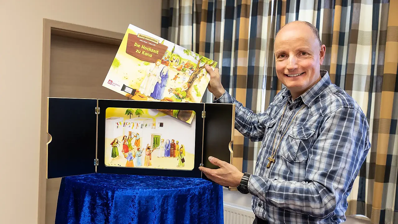 Fesselnd: Gemeindereferent Christof Stracke erzählt mit dem Kamishibai die Geschichte von Mose. (Foto: Hartmut Salzmann)