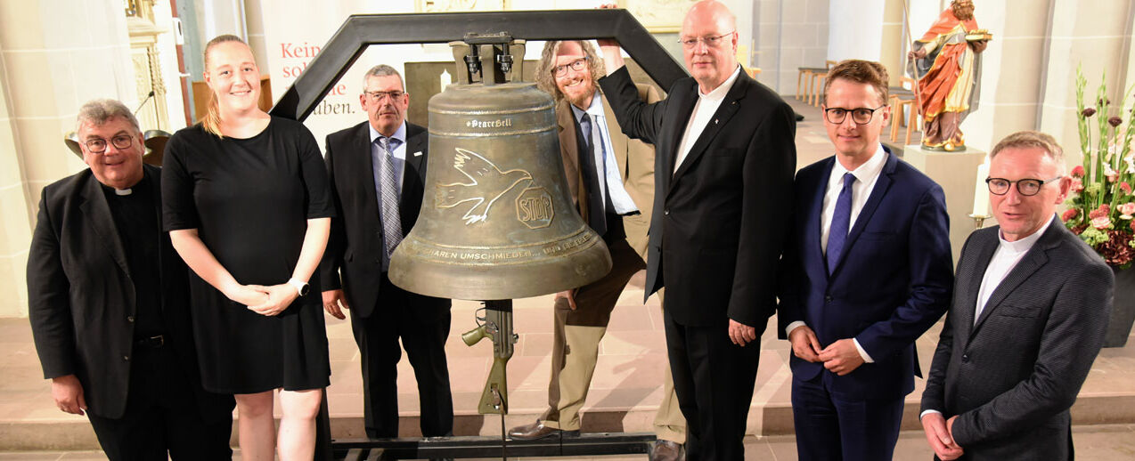 Haben am Freitag die #PeaceBell-Ausstellung in der Gaukirche eröffnet (von links): Monsignore Georg Austen (Generalsekretär des Bonifatiuswerkes), Kuratorin Dana Overkott (artstar Verlag), Ingo Imenkämper (Geschäftsführer des Bonifatiuswerkes), Dr. Holger Kempkens (Leiter des Diözesanmuseums Paderborn), Generalvikar Alfons Hardt sowie der heimische CDU-Bundestagsabgeordnete Dr. Carsten Linnemann und Dechant Benedikt Fischer. (Foto: Simon Helmers)