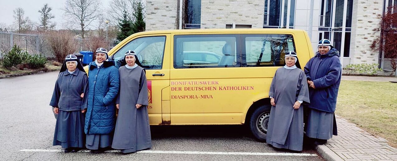 Die Birgitten aus dem Kloster Tallinn nutzen den BONI-Bus zur Versorgung von Menschen. (Foto: Sr. M. Vimala O.SS.S.)