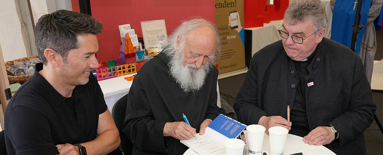 Signierstunde (von links): TV-Moderator Stefan Gödde, Pater Anselm Grün und Bonifatiuswerk-Generalsekretär Monsignore Georg Austen signierten das neu erschienene Buch "Entdecke, wer dich stärkt". (Foto: Simon Helmers)