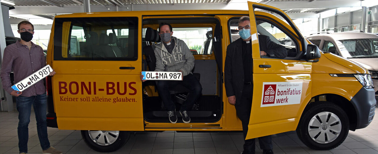 Carsten Piesch (v.l.), Pfarrer Jan Kröger, Msgr. Georg Austen. (Foto: Thomas Twents)