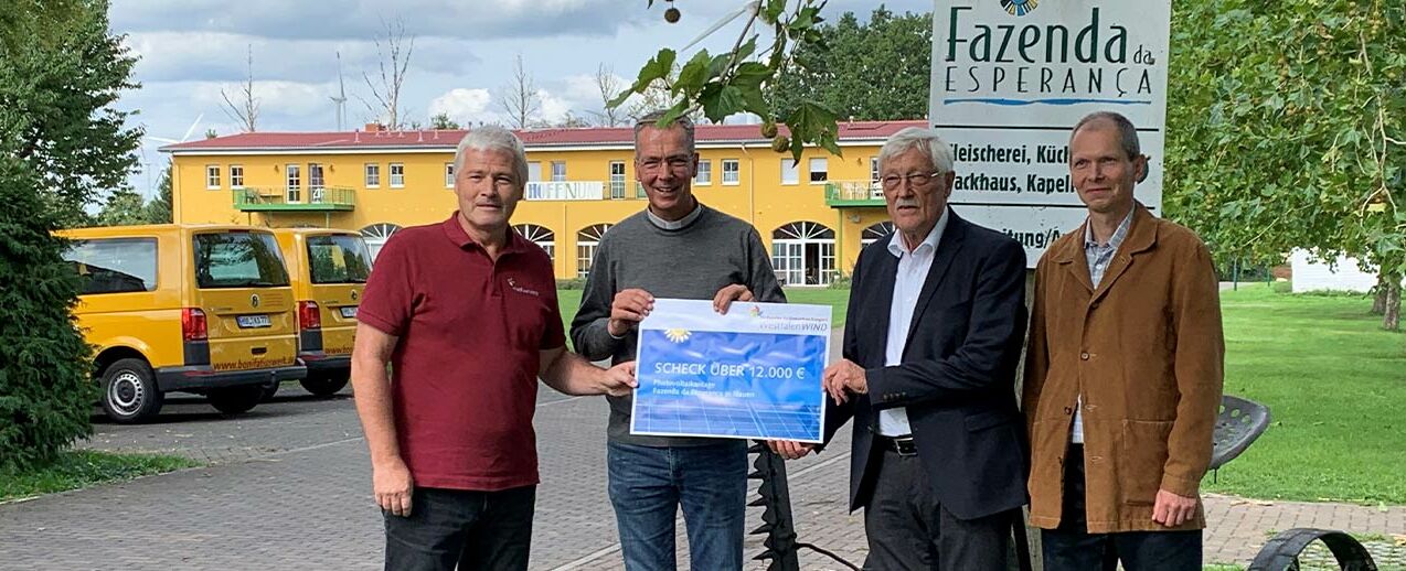 Winfried Gödde von WestfalenWIND, Pater Christian Heim, Bonifatiuswerk Präsident Heinz Paus und Geschäftsführer der Fazenda Norbert Teuber (v.l.) bei der Checkübergabe (Foto: Niklas Böhme)