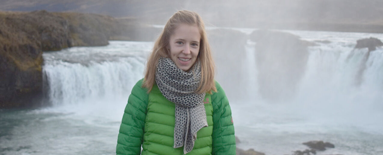 Judith Bernhardt vor dem Wasserfall "Gódafoss"