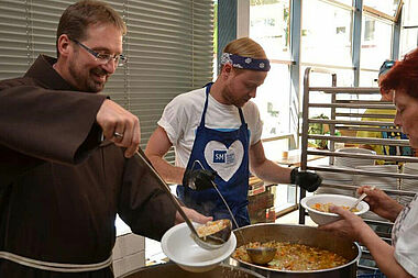 Bruder Andreas Brands gibt mit Maximilian die Suppe aus. Foto: Alfred Herrmann