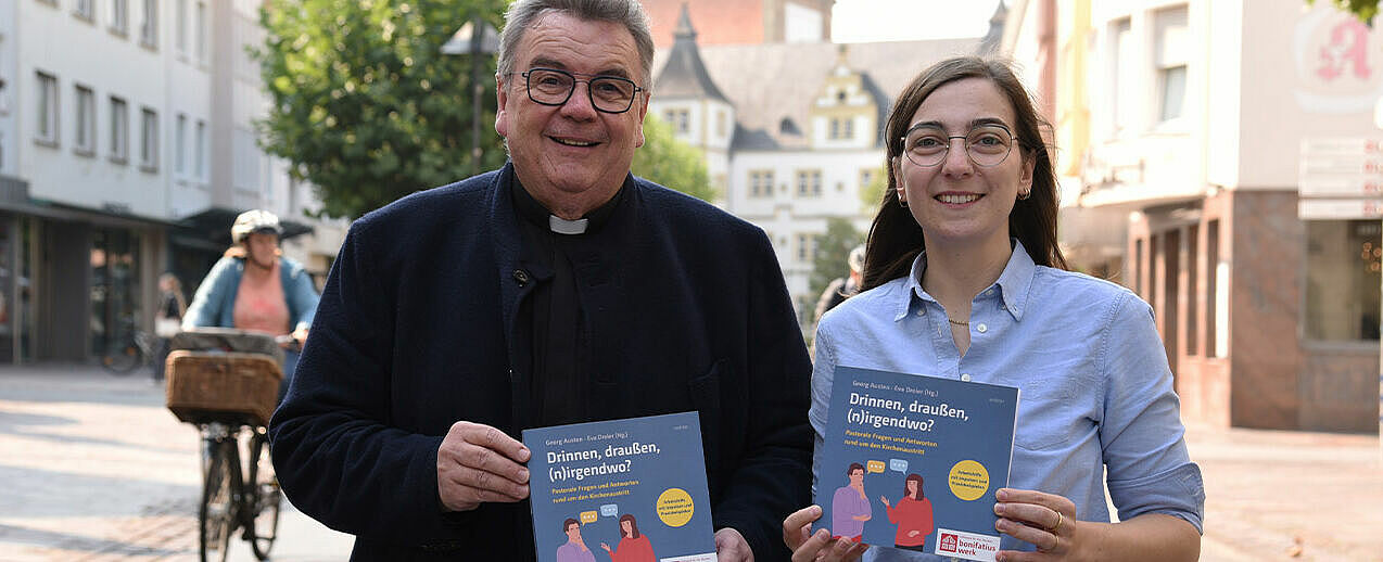 Die Herausgebenden, Bonifatiuswerk-Generalsekretär Monsignore Georg Austen und Bonifatiuswerk-Referentin Eva Dreier, präsentieren die neue pastorale Arbeitshilfe zum Thema Kirchenaustritt. Foto: Theresa Meier