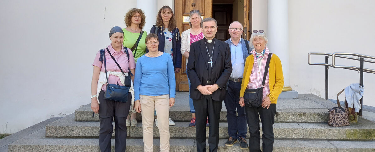 Die Reisegruppe unter der Leitung von Dr. Dirk Lenschen, Mitarbeiter des Bonifatiuswerkes, beim Treffen mit Bischof Philippe Jean-Charles Jourdan. (Foto: Dirk Lenschen) 