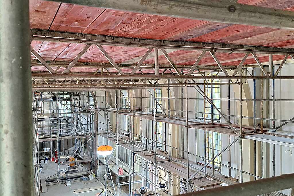 Gerüste stehen für den Umbau in der gesamten Kirche. (Foto: Andrea Wilke)
