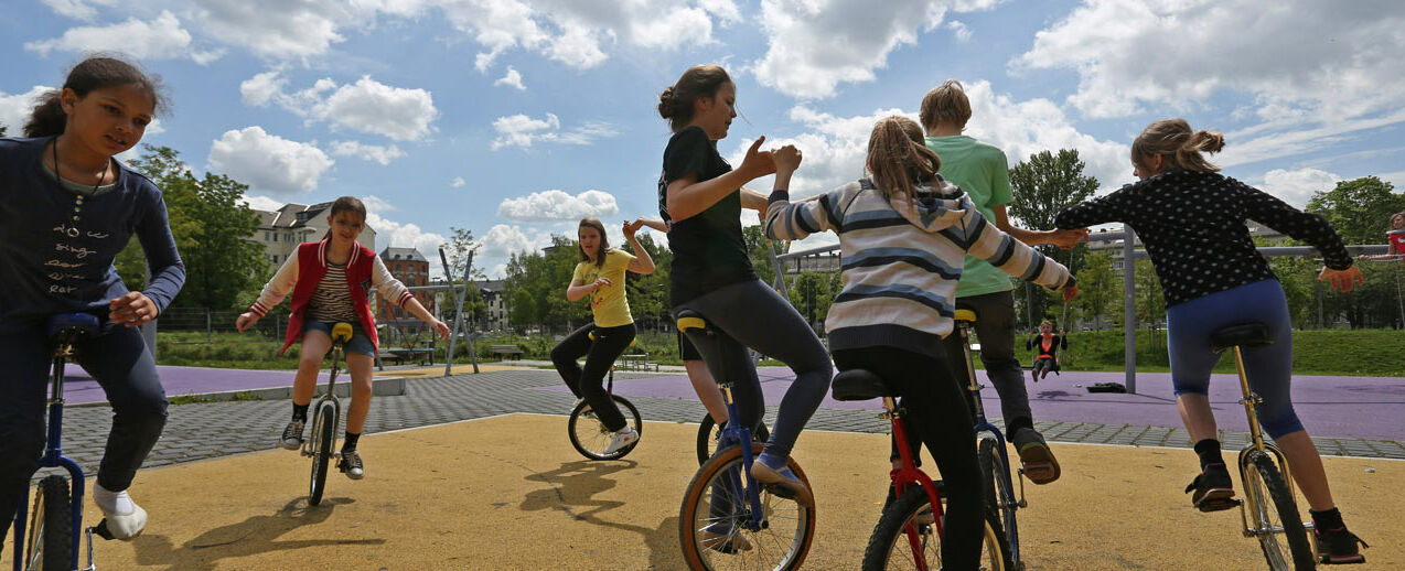 Die jungen Einrad-Artisten trainieren im Freien. (Foto: Markus Nowak)