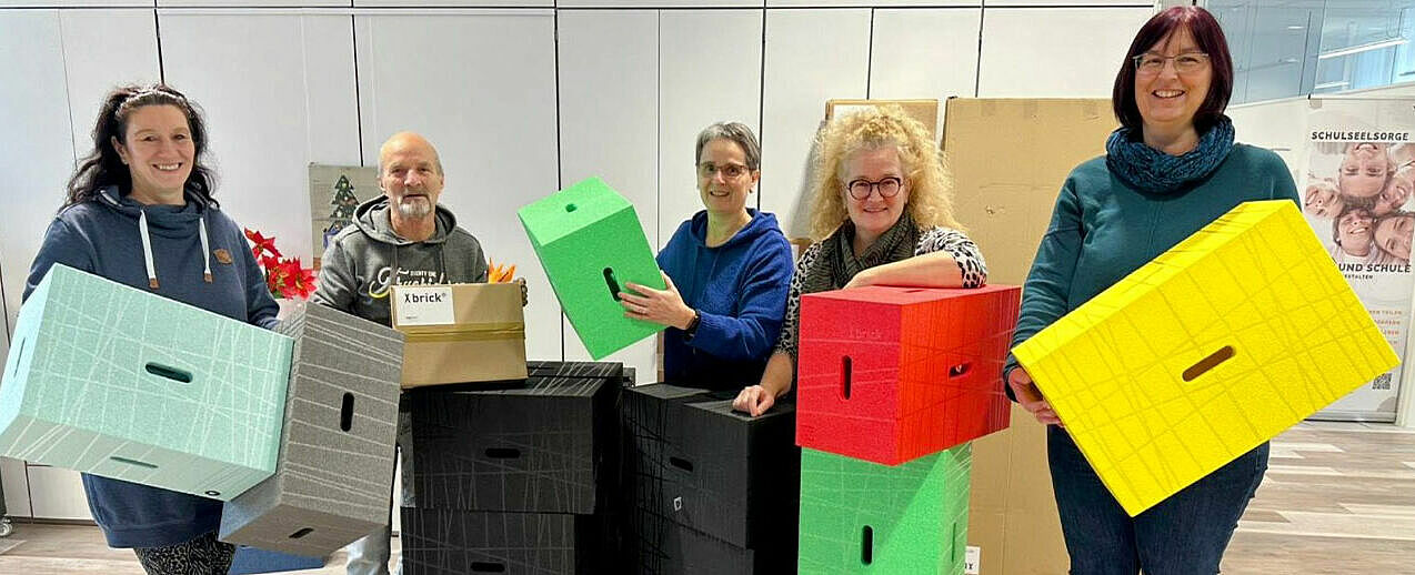 Projektleitung und Mitarbeitende des Dekanatshauses D12 bei der Einrichtung des neuen, durch das Bonifatiuswerk geförderten kirchlich-sozialen Coworking Spaces, der ab März 2025 startet. (Foto: Kath. Dekanat Böblingen)