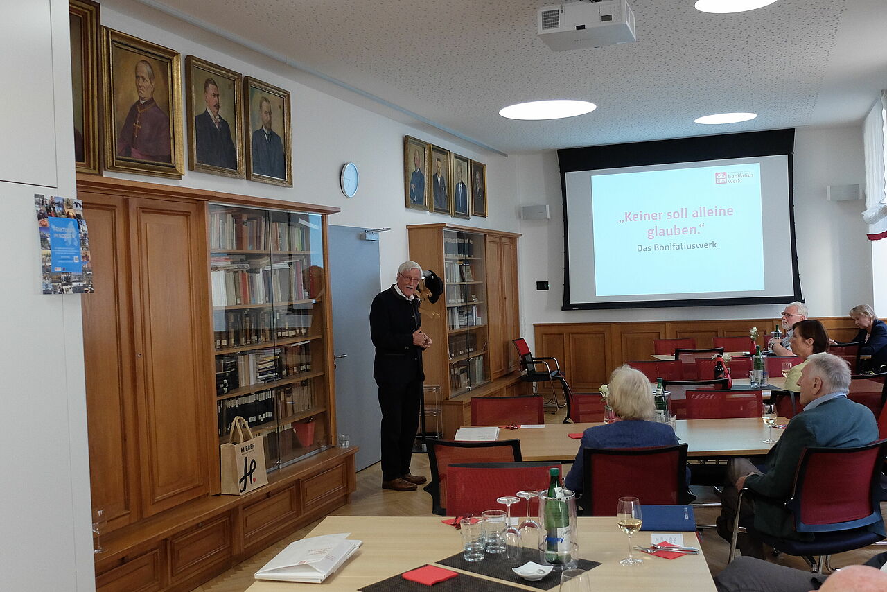 Der Präsident des Bonifatiuswerkes, Heinz Paus, begrüßt die Gäste im Hilfswerk (Foto: Ingo Imenkämper)