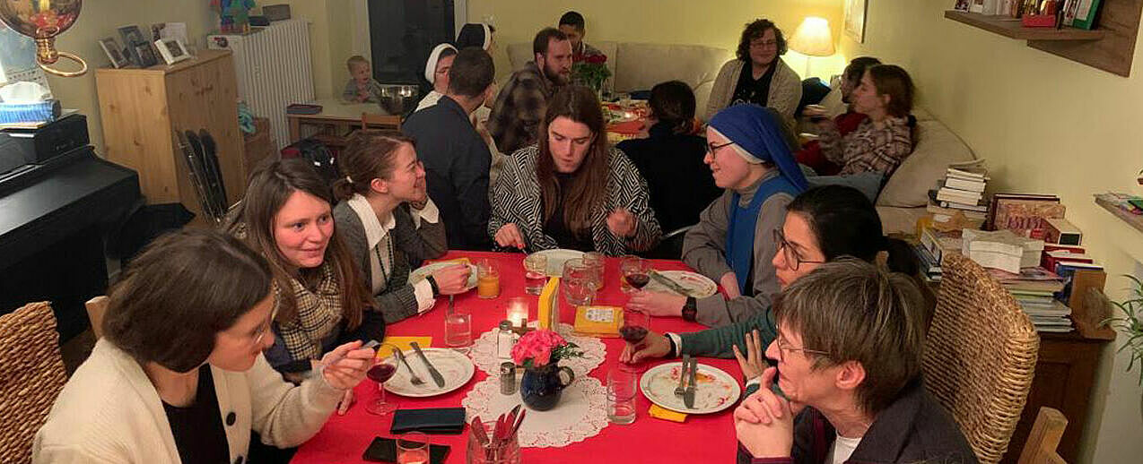 Beim Thanksgiving-Dinner: Ordensschwestern, katholische Studenten, evangelische und ungetaufte Studenten im Gespräch über ihren Glauben. (Foto: D. Hickson)