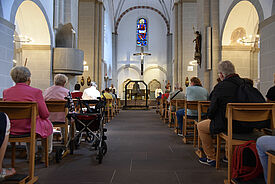 Besucher der Gaukirche nehmen das Angebot eines Friedensgebetes gerne an.