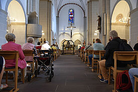 Besucher der Gaukirche nehmen das Angebot eines Friedensgebetes gerne an.