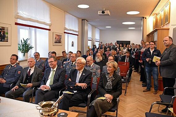 Alfons Hardt (Generalvikar des Erzbistums Paderborn) hat das sanierte Bonifatiushaus gesegnet. Begleitet wurde er auf seinem Rundgang von Monsignore Georg Austen (Generalsekretär des Bonifatiuswerkes). Foto: Patrick Kleibold