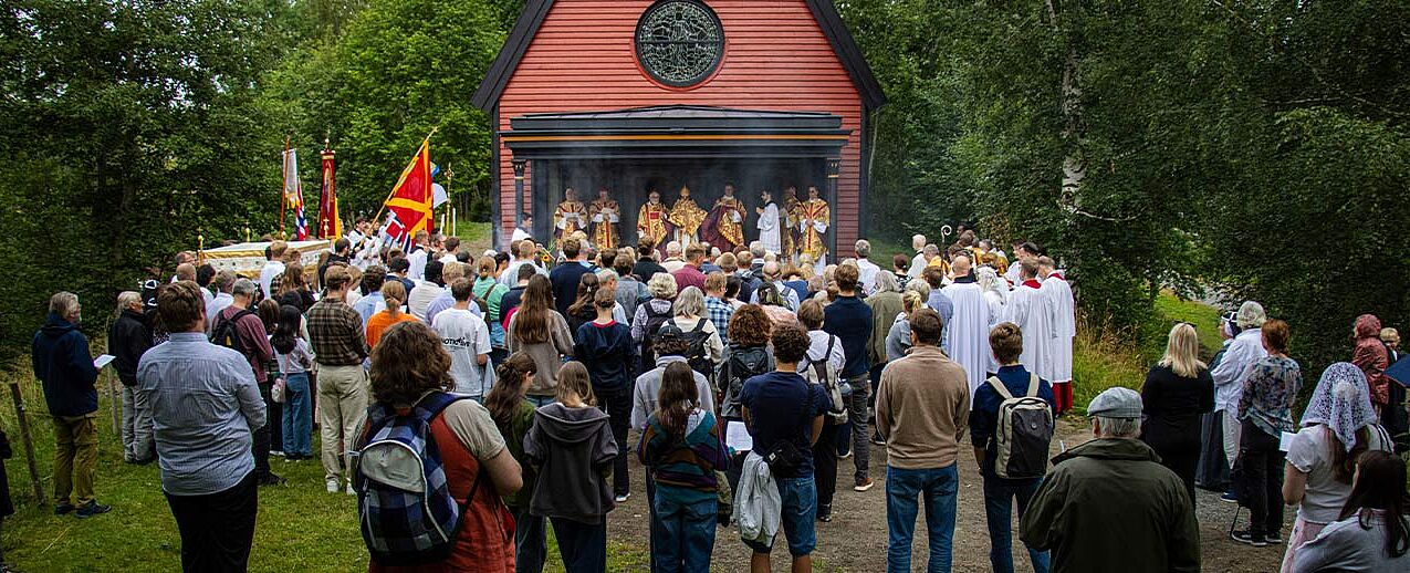 Im Juli 2025 machten sich Gläubige zur Prozession von der Kirche Stiklestad auf den Weg zur St.-Olav-Kapelle, um mit Bischof Erik Varden den Gottesdienst zu feiern. (Foto: EWTN Norwegen/Mateusz Opila)