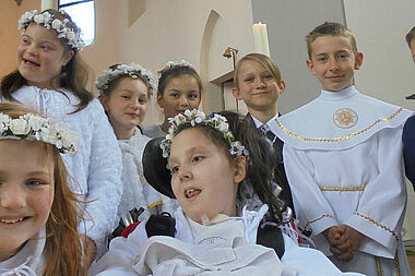 Desideria am Tag ihrer ersten Heiligen Kommunion gemeinsam mit allen Kommunionkindern. (Foto: Sr. M. Victoria)