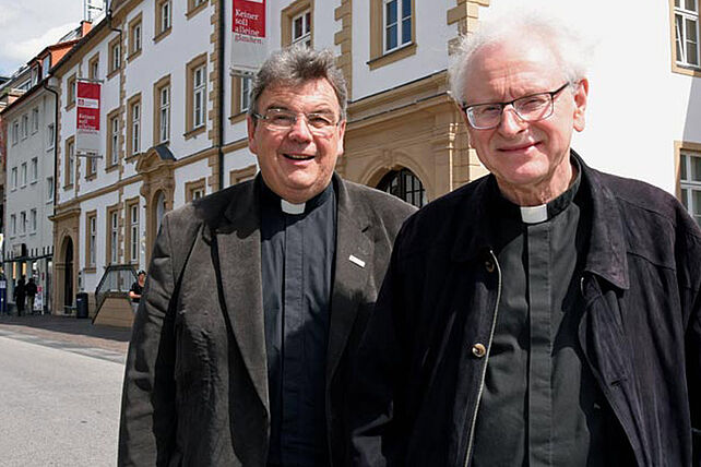 Bischof Teemu Sippo (rechts) mit Monsignore Georg Austen vor dem Bonifatiushaus in Paderborn. Foto: Patrick Kleibold