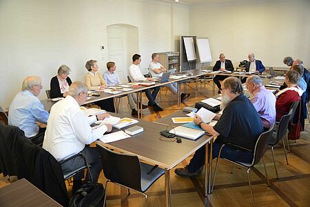 Der Bonifatiusrat bei seiner Sitzung, während der auch Personalstellen und Bauprojekte genehmigt werden. (Foto: Simon Helmers)