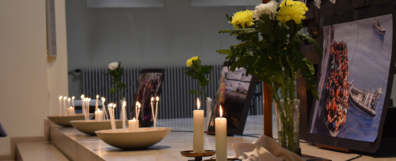 Die Gottesdienstbesucher*innen entzünden Kerzen zum Gedenken an die Verstorbenen auf der Flucht.