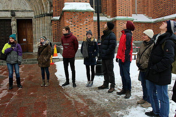 "Bufdis" und Praktikanten vor dem Dom in Uppsala: Antonia Riebe, Lioba Dietz, Tobias Hövener, Magdalena Kollbeck, Jasper Carstens, Martin Schäfer, Ursula Hartmann, David Vu (v.l.) Foto: Anna Nick 