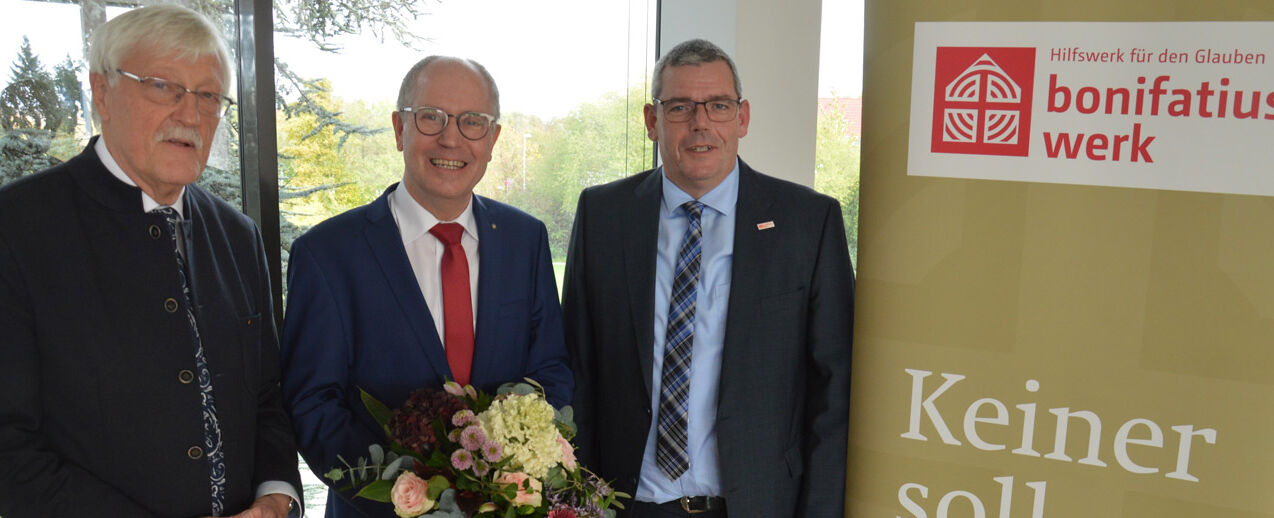 Bonifatiuswerk-Geschäftsführer Ingo Imenkämper (rechts) gratuliert Manfred Müller zur Wahl und verabschiedet Heinz Paus (links) aus dem Präsidentenamt. (Foto: Marius Thöne)
