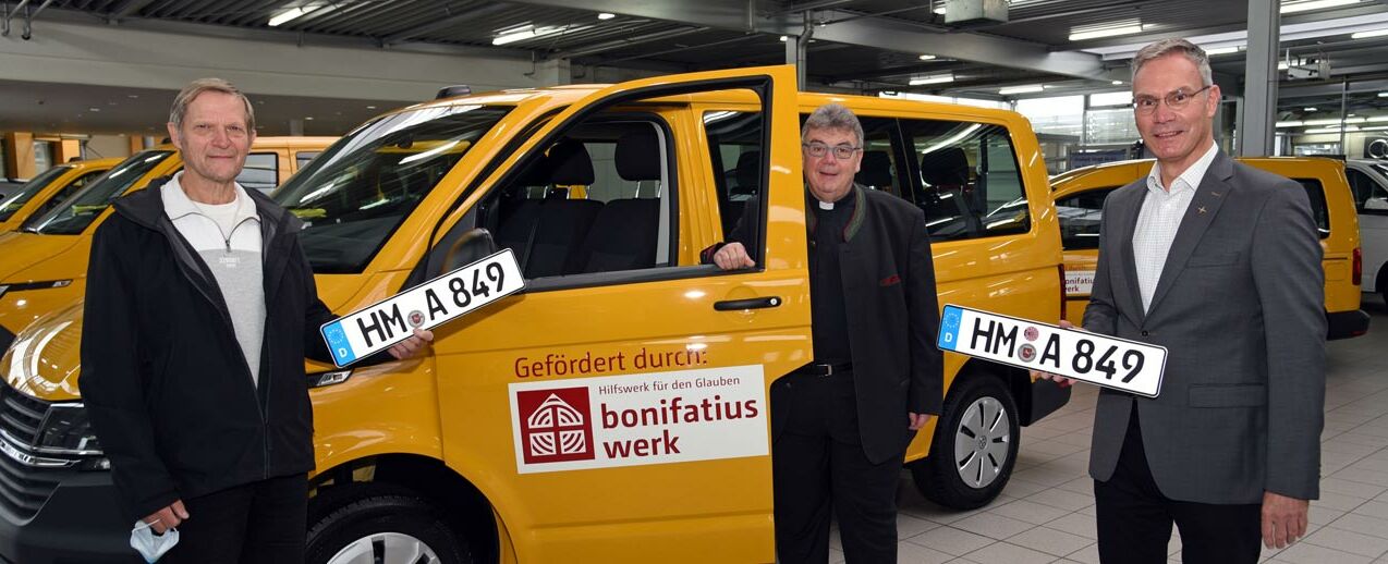 Für die katholische Kirchengemeinde St. Augustinus in Hameln im Bistum Hildesheim ist es der erste BONI-Bus. Von Links: Hubert Hennig, Monsignore Georg Austen und Pfarrer Stephan Uchtmann. (Fotos: Patrick Kleibold)