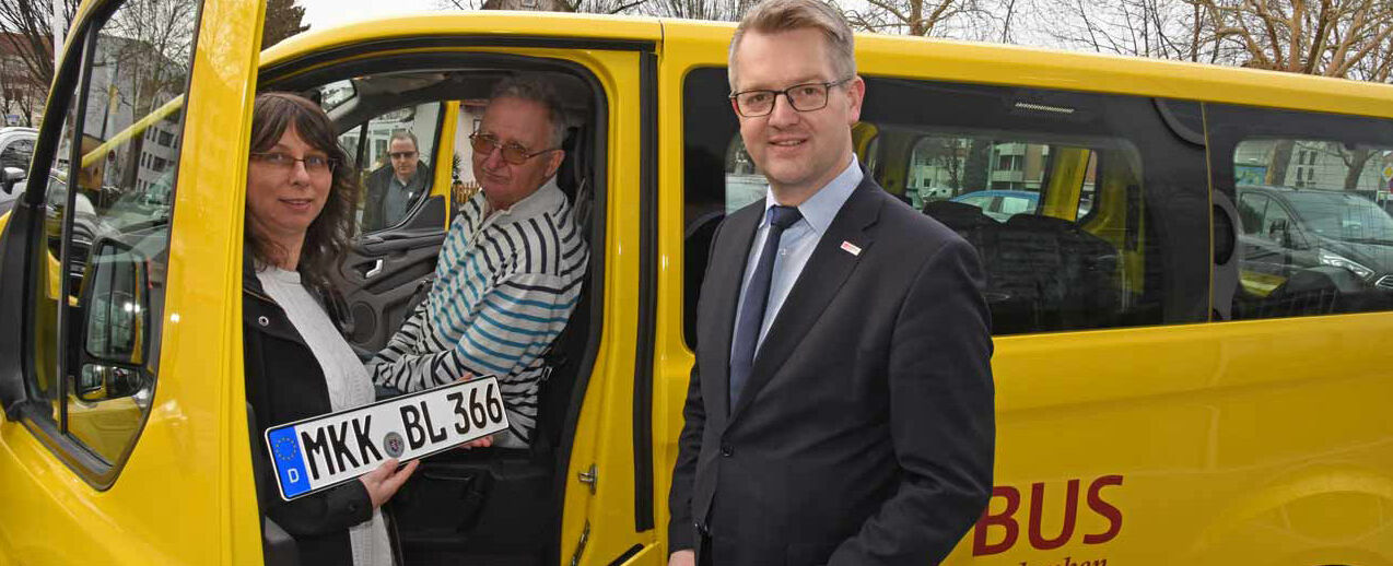 Übergabe des BONI-Busses: Sandra Dietrich (v. l.), Werner Klement, Thomas Twents. Foto: Sr. Theresita M. Müller